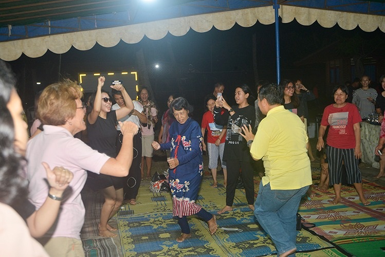 Yang tua dan yang muda, laki-laki perempuan, semua goyang PAKAI
